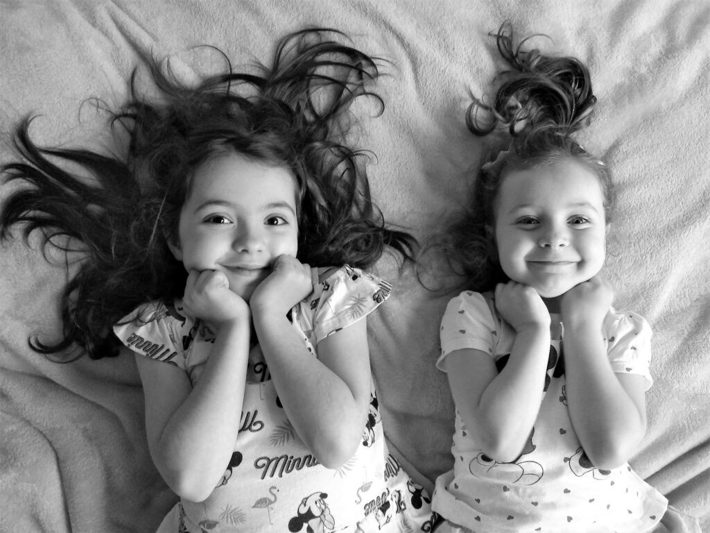 dwie uśmiechnięte siostry